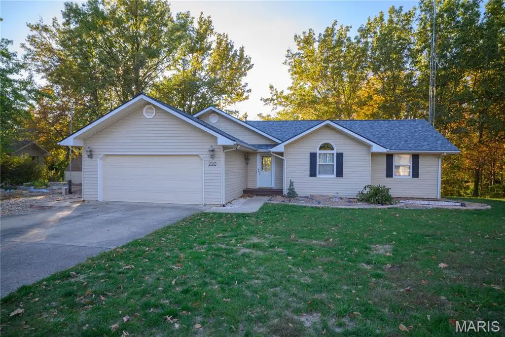 210 Lands End Road, Hillsboro, IL 62049 - Image #1