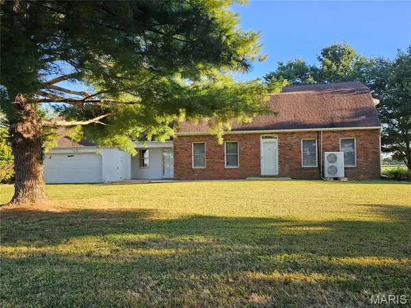 1050 Maple Grove Avenue, Greenville, IL 62246