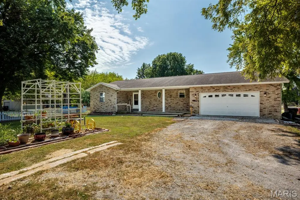 626 W 6th Street, Staunton, IL 62088 - Image #1