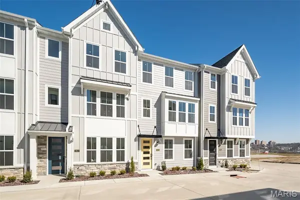 8908 Gateway Circle #41-807, Richmond Heights, MO 63144