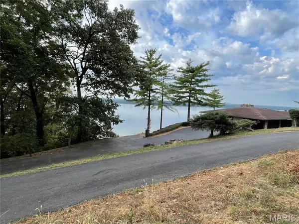 3100 Illini Trail, Godfrey, IL 62035