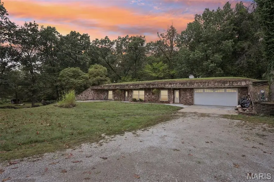 141 Lakecrest Lane, Hillsboro, IL 62049 - Image #2