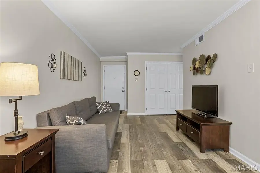 10080 Sakura Drive #8, Saint Louis, MO 63128 - Image #3