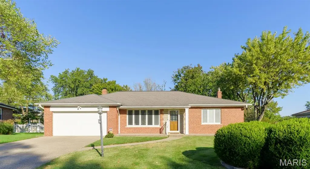 10649 W Knollshire Drive, Saint Louis, MO 63123 - Image #1