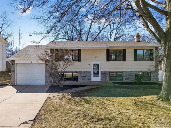 44 Saint Lawrence Drive, Ballwin, MO 63021