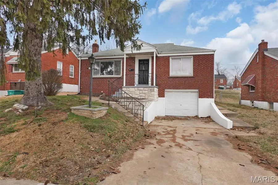 813 Chain Of Rocks Drive, Saint Louis, MO 63137 - Image #2