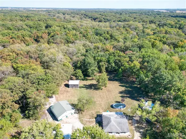 400 Washboard Trail, Hillsboro, IL 62049