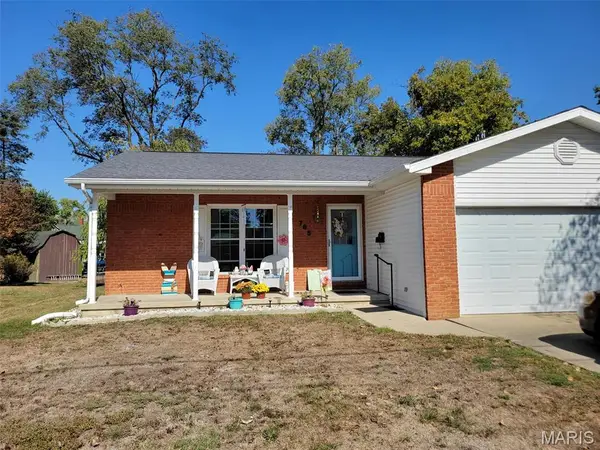 785 W Adams Street, Nashville, IL 62263