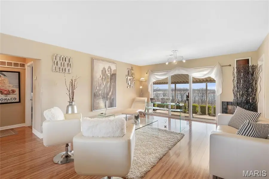 9910 Parkway Drive, Saint Louis, MO 63137 - Image #3