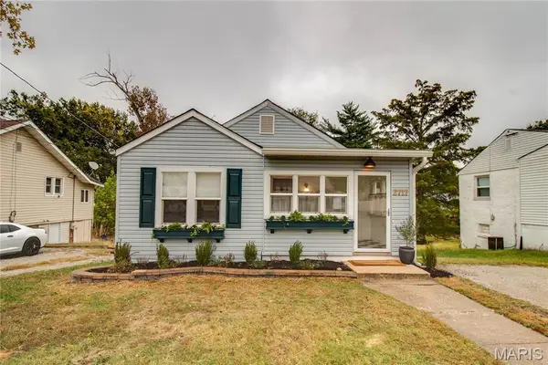 2717 Grovelin Street, Godfrey, IL 62035