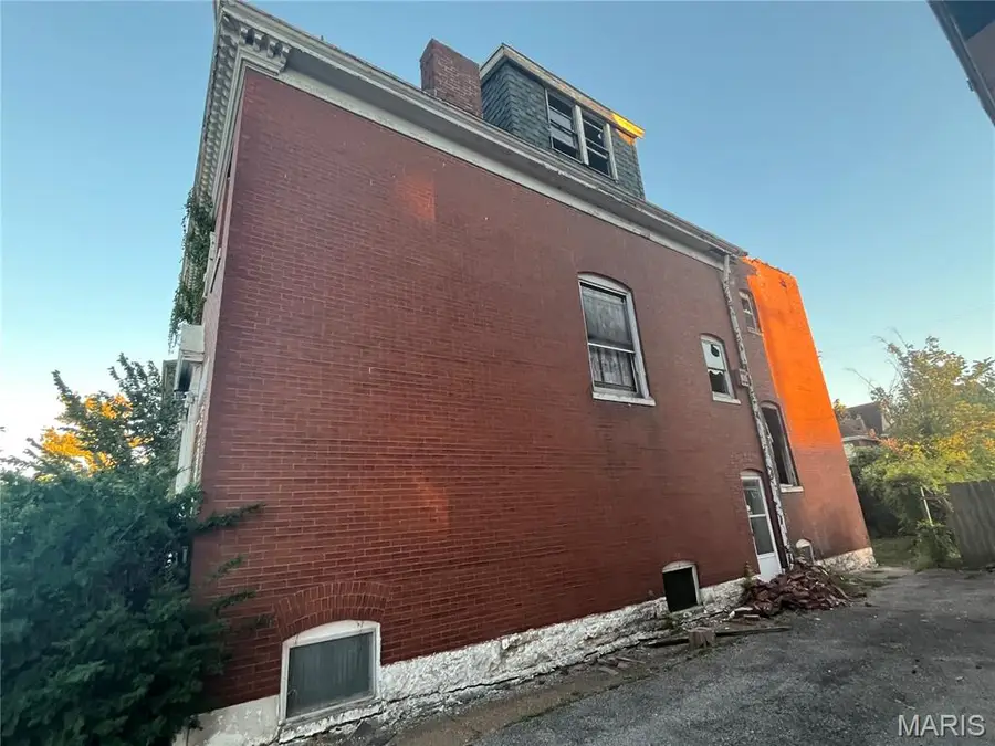 5044 Raymond Avenue, Saint Louis, MO 63113 - Image #2