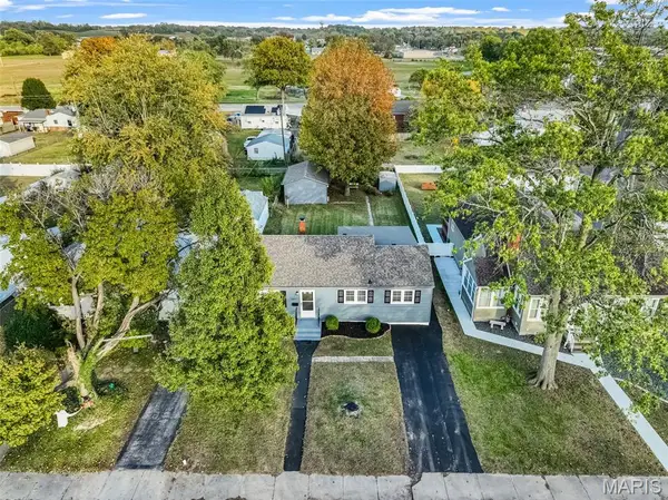 527 Metzger Avenue, Wood River, IL 62095