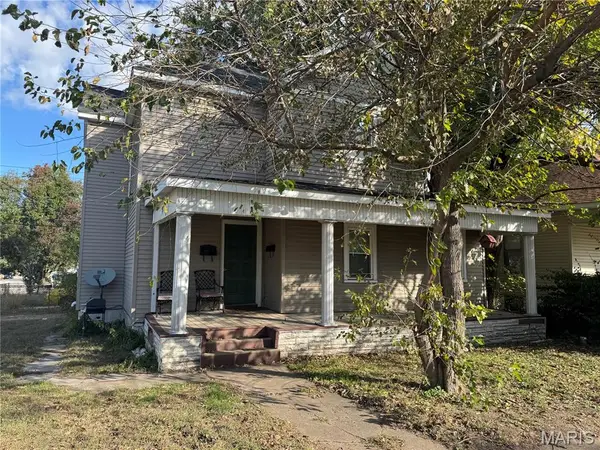 207 E Penning Avenue, Wood River, IL 62095