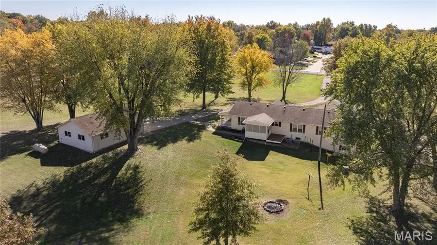 221 E Roosevelt Drive, Moro, IL 62067 - Image #2