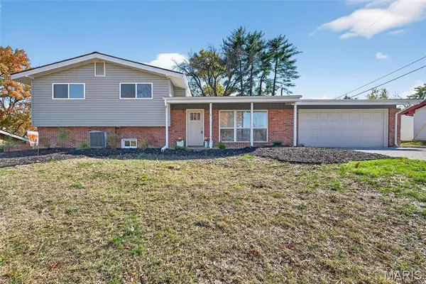 8 Village Drive, St Louis, MO 63146