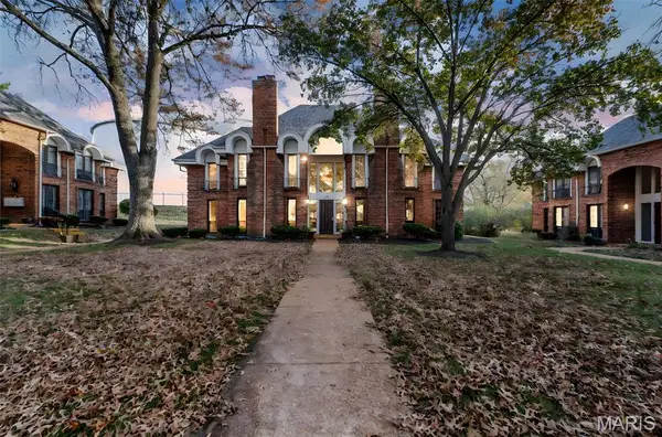 916 Claytonbrook Drive #1, Ballwin, MO 63011