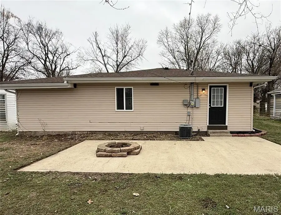 315 Pershing Avenue, Wood River, IL 62095 - #3