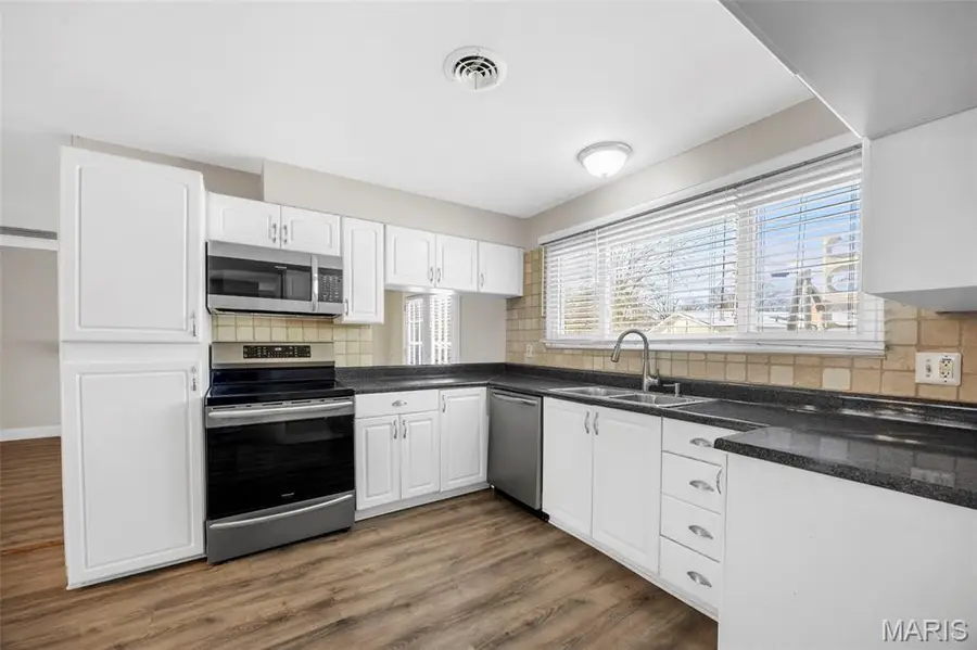 569 Highland Ridge Drive, Ballwin, MO 63011 - Image #3