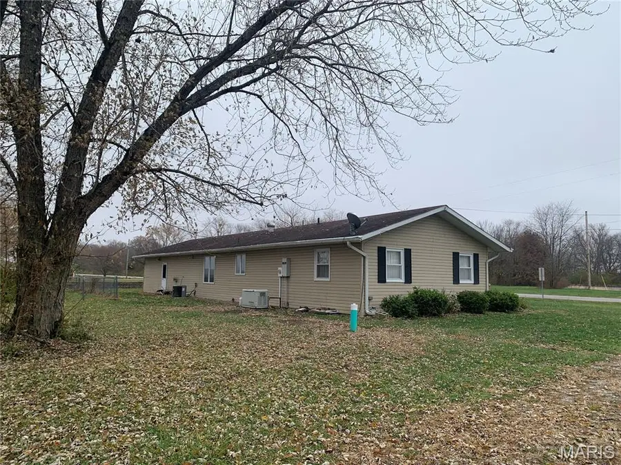 313 E Taylor Street, Sorento, IL 62086 - Image #3