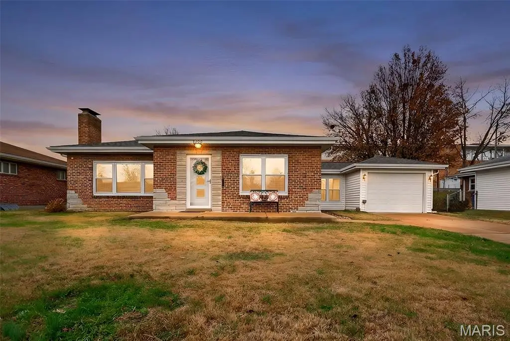 10033 Coventry Lane, Saint Louis, MO 63123 - Image #1