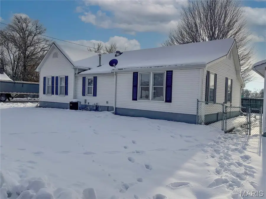 302 S O'bannon Street, Raymond, IL 62560 - Image #2
