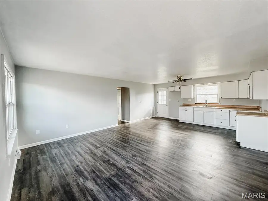 584 W Center Street, Nashville, IL 62263 - Image #3