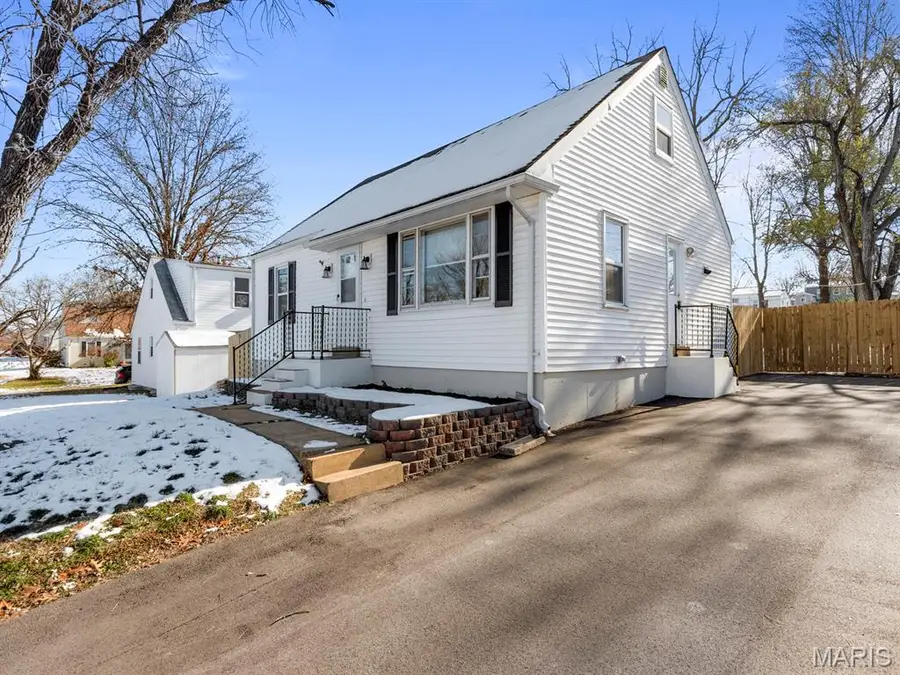 10974 Three Court Drive, Saint Louis, MO 63123 - Image #2