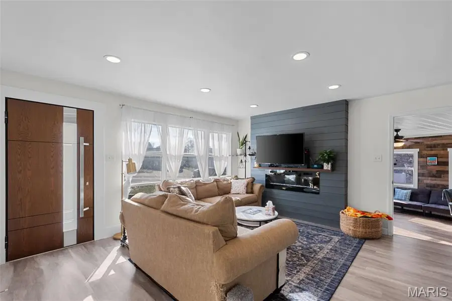 6301 Ashbury Drive, Saint Louis, MO 63123 - Image #2