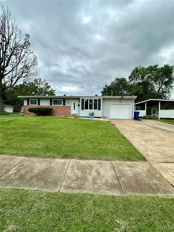 660 Crabapple Lane, Florissant, MO 63031 - Image #1