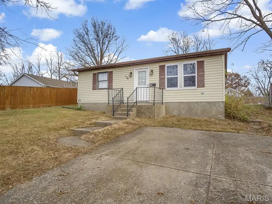 704 Sinclair Avenue, South Roxana, IL 62087 - Image #2
