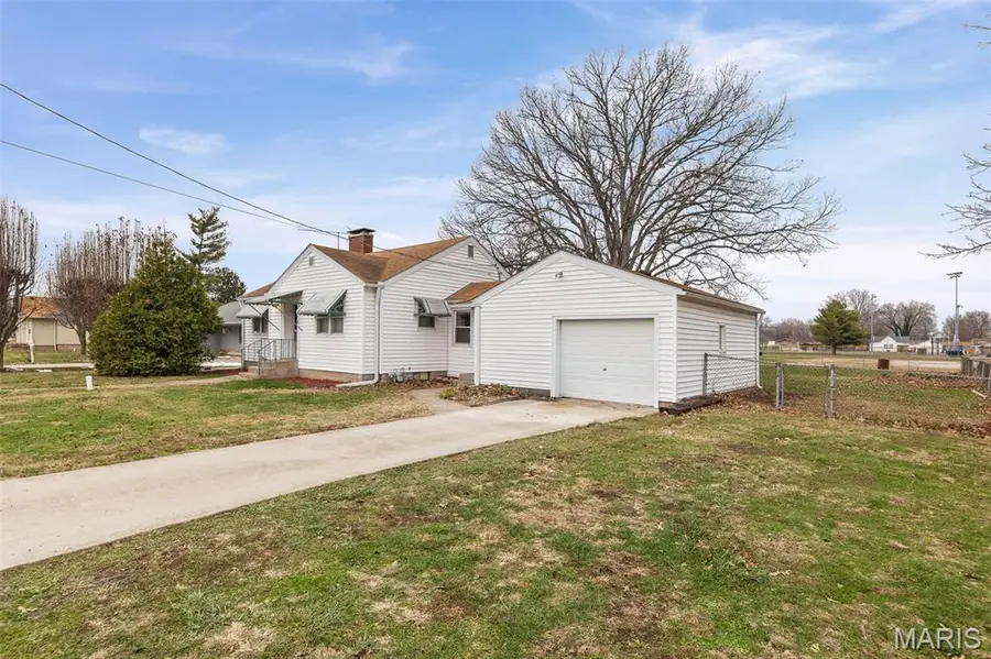 611 Montgomery Street, Staunton, IL 62088 - Image #2