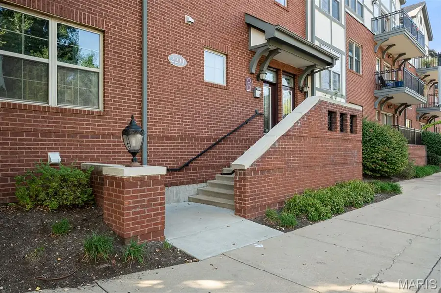 2211 S Grand Boulevard #302, Saint Louis, MO 63104 - #3
