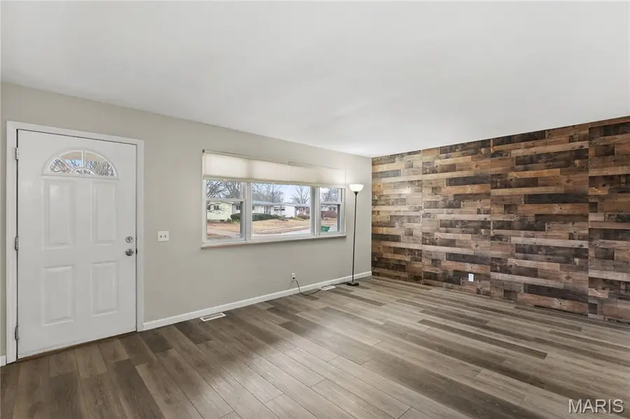 685 Crabapple Lane, Florissant, MO 63031 - Image #2