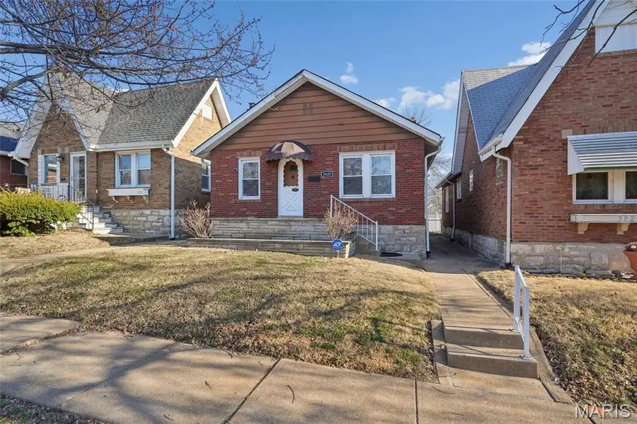 3929 Burgen Avenue, Saint Louis, MO 63116 - #2