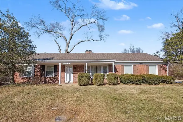 945 Warwick Lane, Ballwin, MO 63011