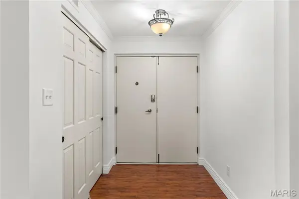 974 Claytonbrook Drive #1A, Ballwin, MO 63011