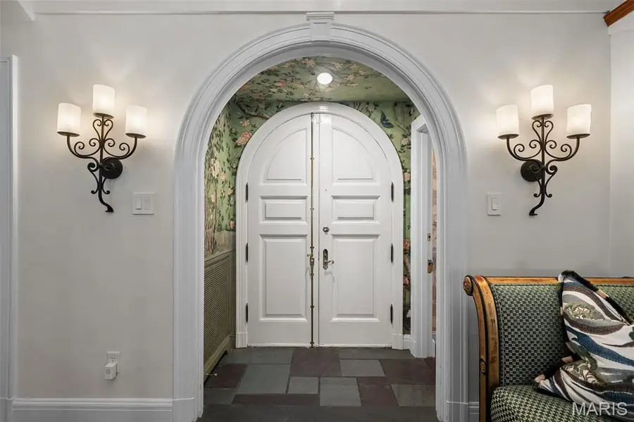 8 Ridgewood Street, Ladue, MO 63124 - #3