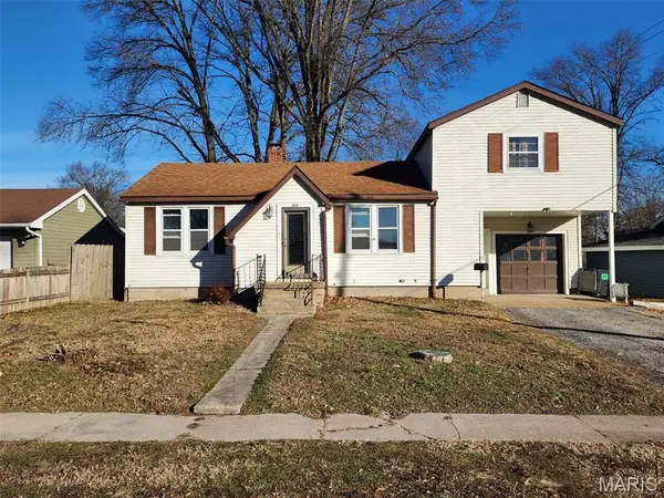 1017 W Green Street, Mascoutah, IL 62258