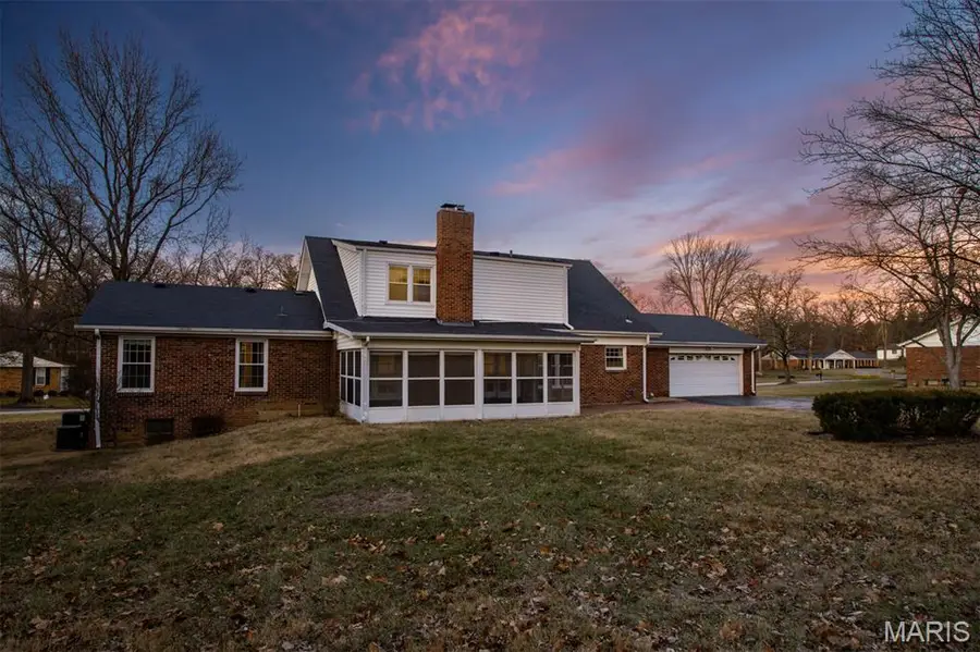 23 Williamsburg Road, Creve Coeur, MO 63141 - Image #2
