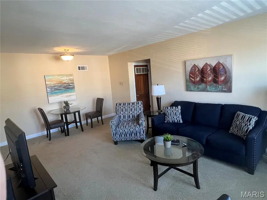 8110 Roxburgh Drive, Clayton, MO 63105 - #3