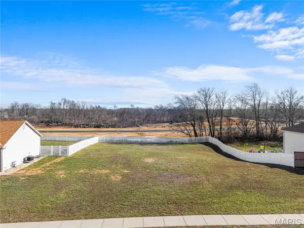 1131 Castle Green Drive, Waterloo, IL 62298