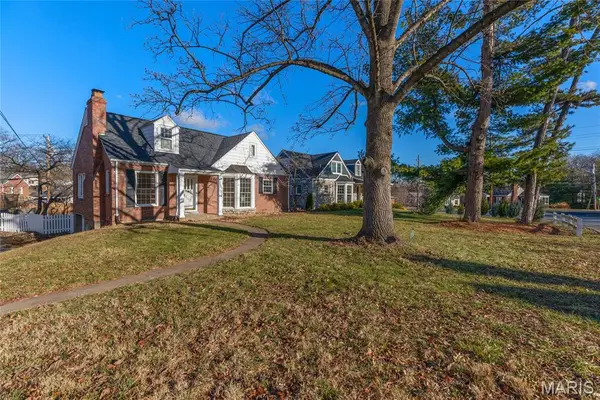 9 Holly Drive, Webster Groves, MO 63119