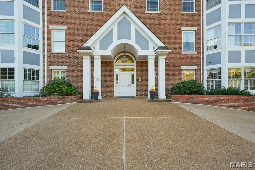 450 E Lockwood Avenue #303, Webster Groves, MO 63119 - Image #1