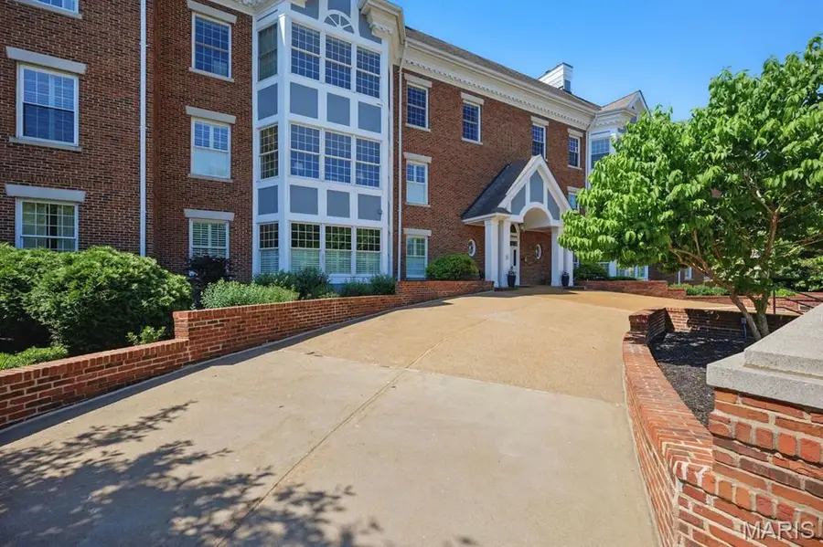 450 E Lockwood Avenue #303, Webster Groves, MO 63119 - Image #2