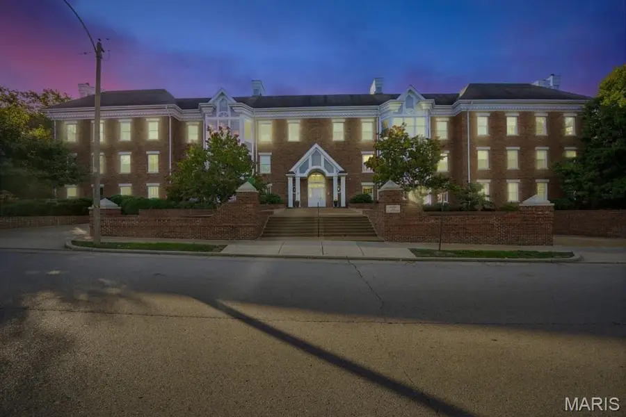 450 E Lockwood Avenue #303, Webster Groves, MO 63119 - Image #3