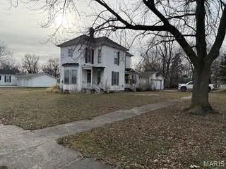 327 E Madison Street, Girard, IL 62640 - Image #1