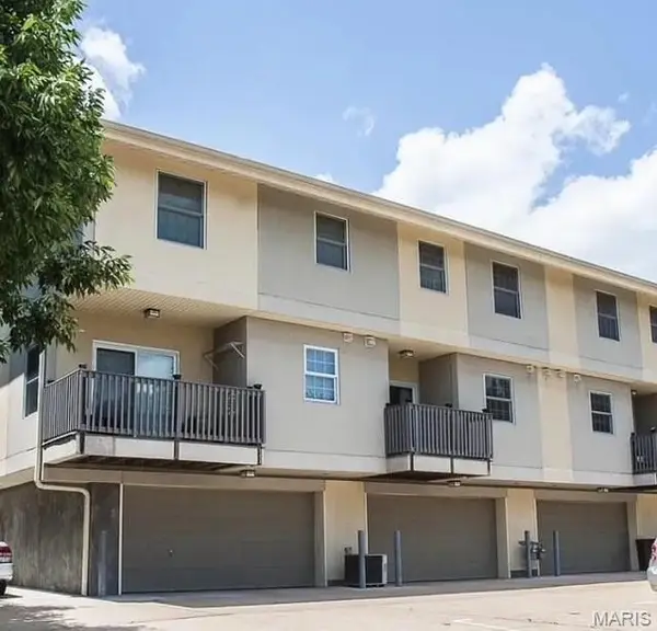 101 Half Moon Bay Lane, Ballwin, MO 63011