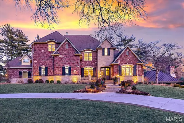 24 Williamsburg Estates Drive, Town and Country, MO 63131