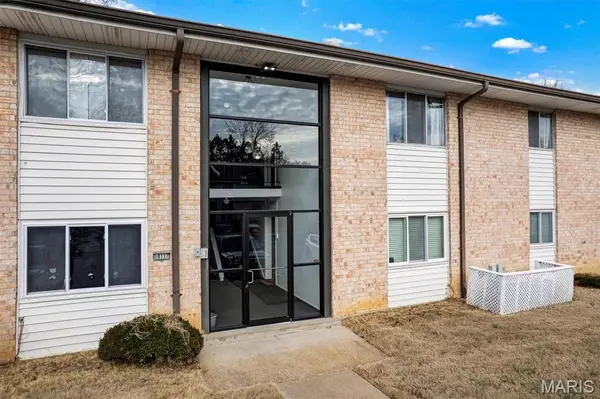 10117 Sakura Drive #F, St Louis, MO 63128