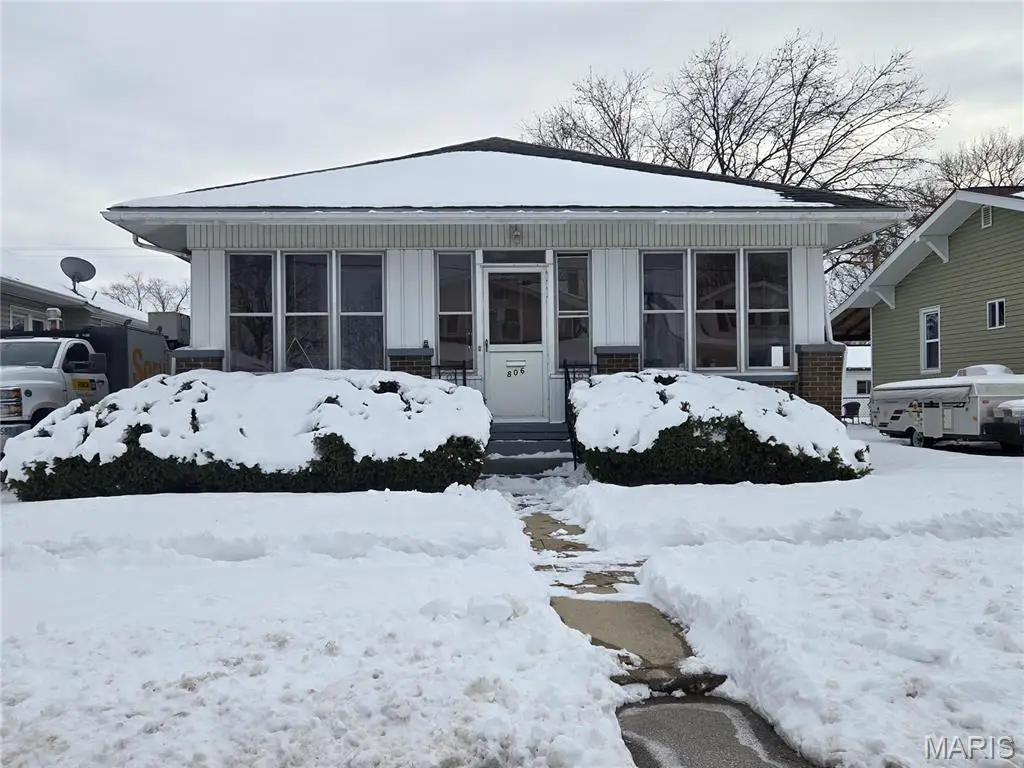 806 E Lorena Avenue, Wood River, IL 62095 - Image #1